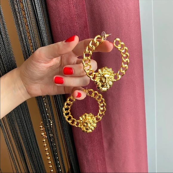 Luxury Lion Face Design Gold Earrings - Picture 3 of 3